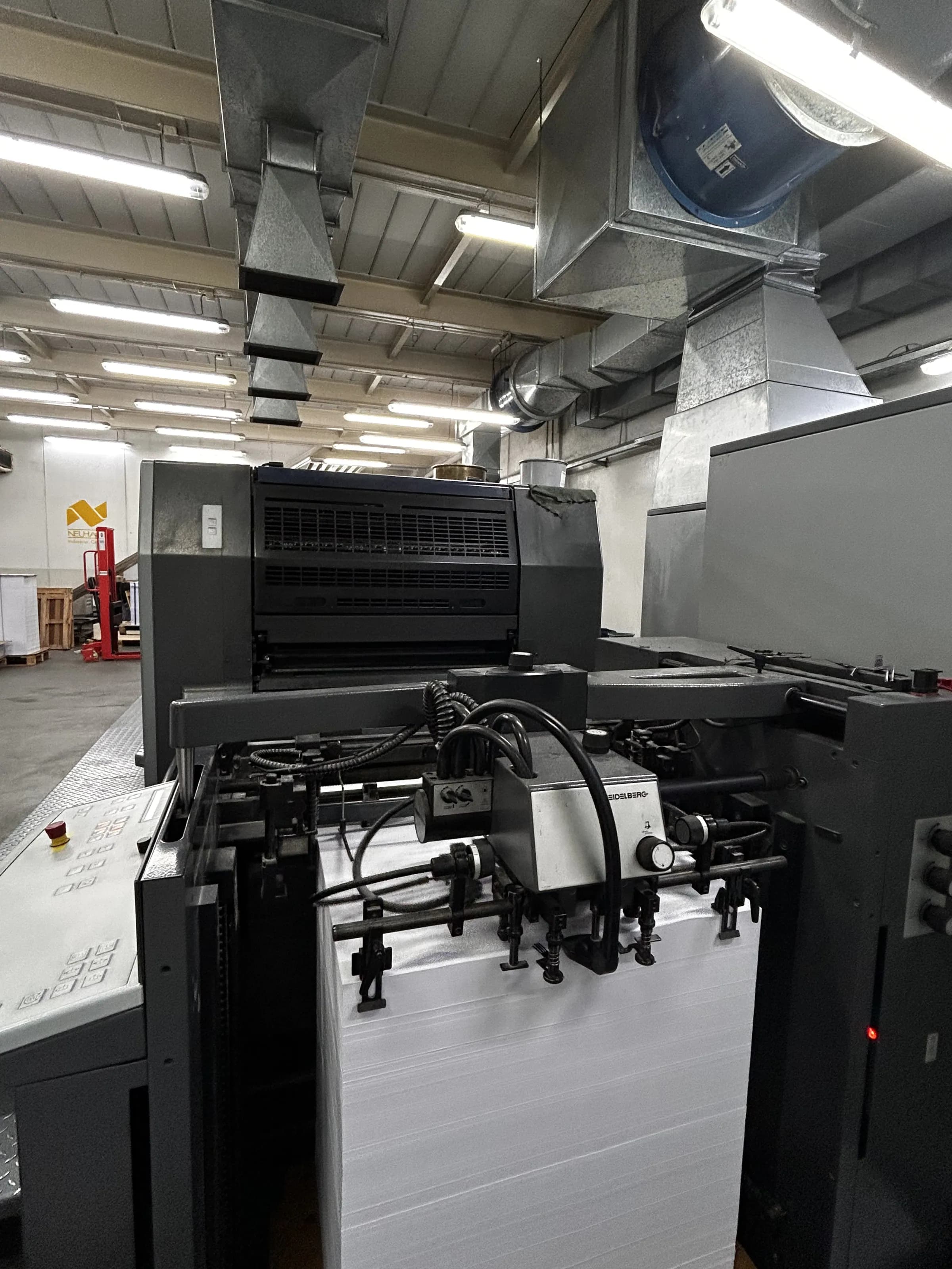 Máquina de impresión offset en la planta de Neuhaus S.A.